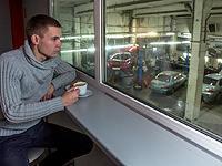 За ремонтом автомобиля вы можете наблюдать из клиентского зала с чашкой кофе в руках